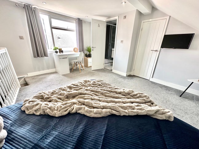 🏠 Hythe Road - Modern House Share in Old Town Main Photo