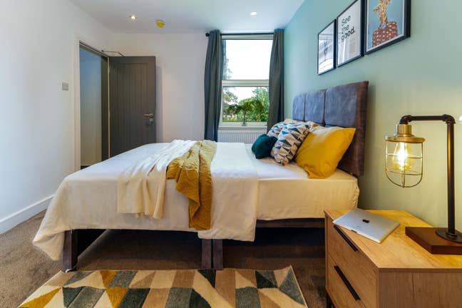 Modern Ensuite | Bills Inc | Central Location Main Photo