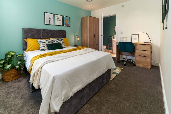 Modern Ensuite | Bills Inc | Central Location Main Photo