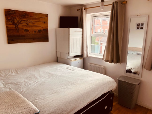 Large furnished double room Main Photo