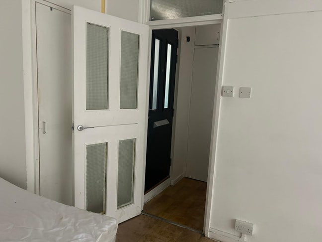 BIG & Convenient studio flat 2min from Victoria  Main Photo