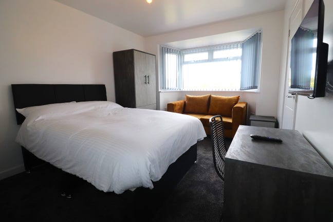 Very large room with kitchen, sofa & en-suite bath Main Photo