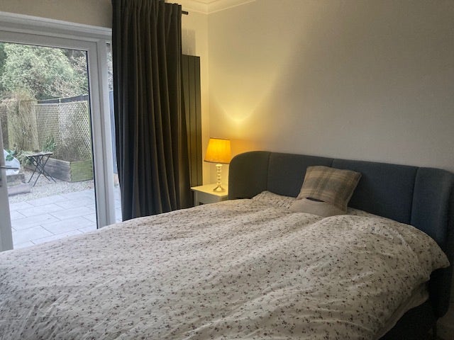  Short term let for female student in family home Main Photo