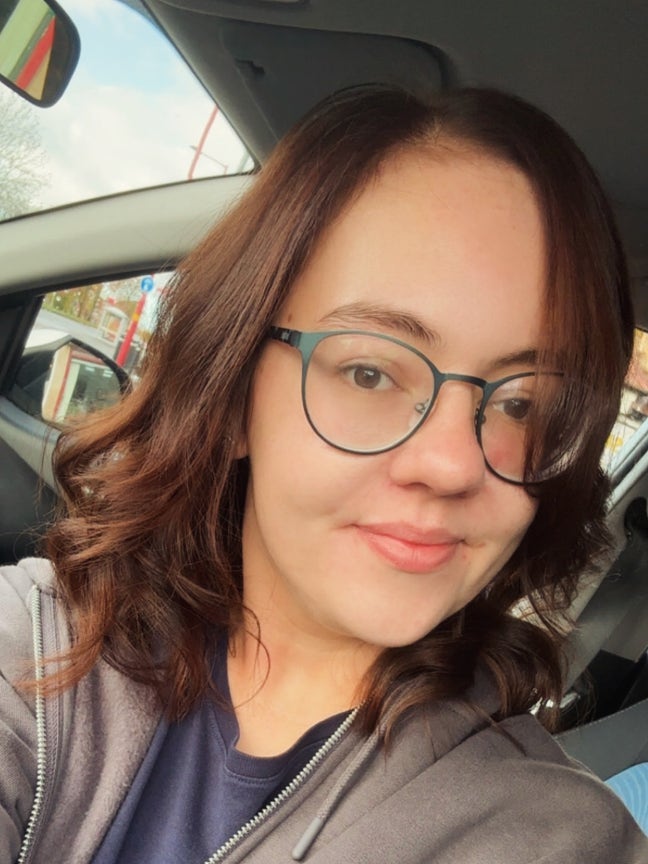 I am a professional female aged 25. I am look... Main Photo