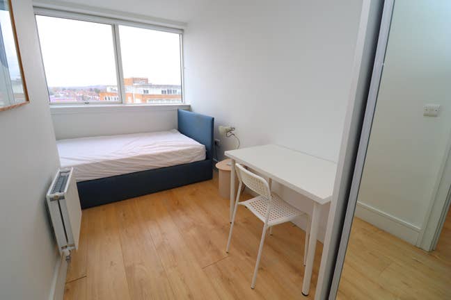 Great Offer! Large Room-Living Room & Free Gym Main Photo