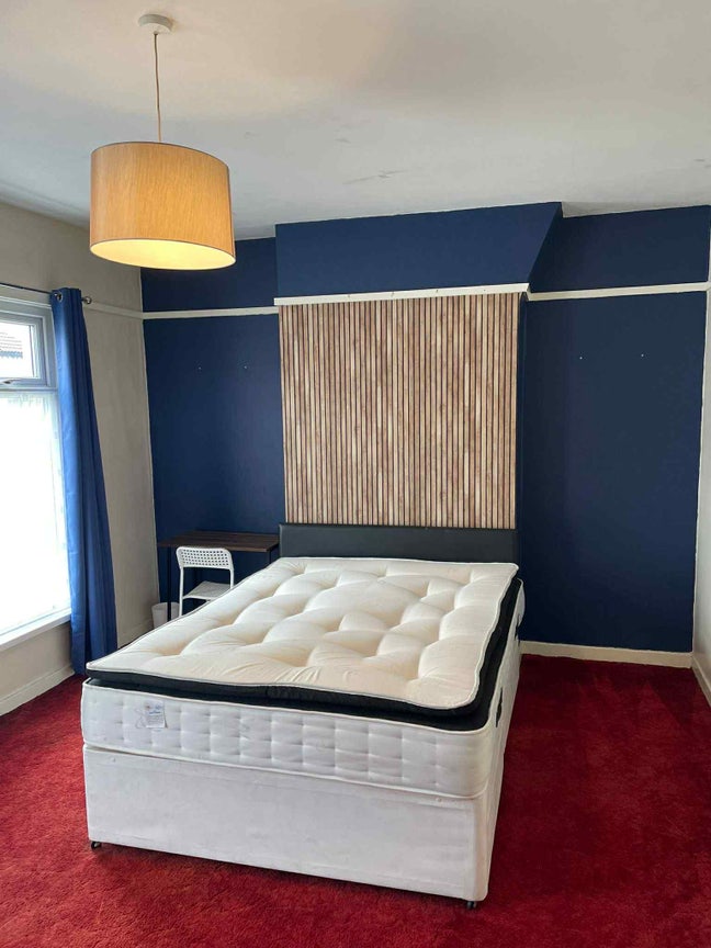 A double room in 3 bedrooms house in L6 Main Photo