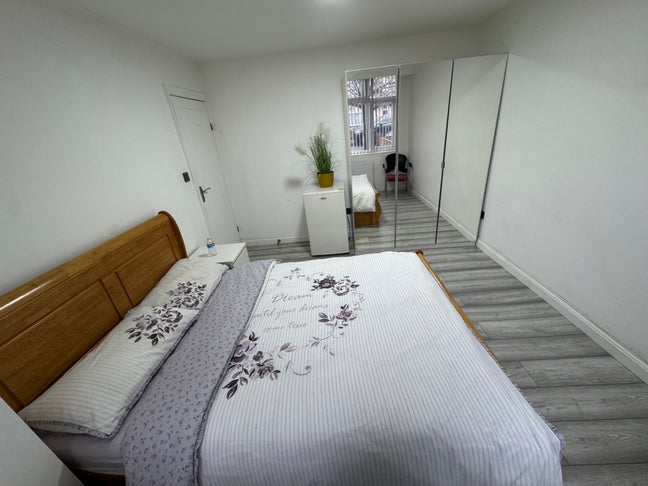 Double room well furnished near to station Main Photo