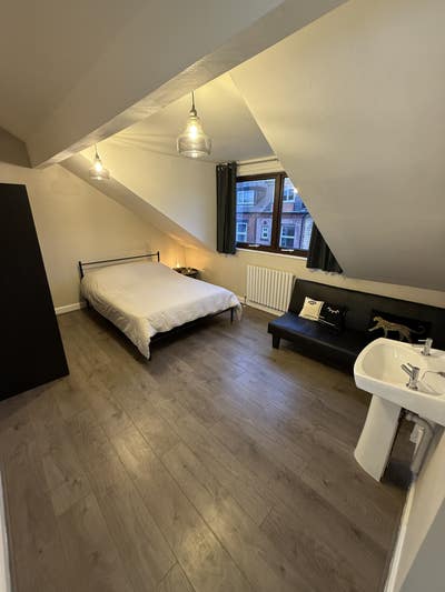 Large Double Room - Close to Leeds City Centre Main Photo
