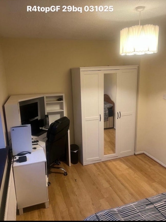 Large Room to Let In Brunswick Quay SE16 Main Photo