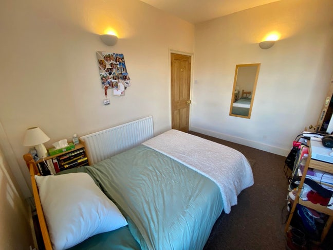 Bright, spacious (yet cosy!) furnished double room Main Photo