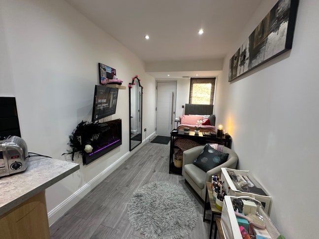 Studio Ensuite Contemporary flat in East London Main Photo