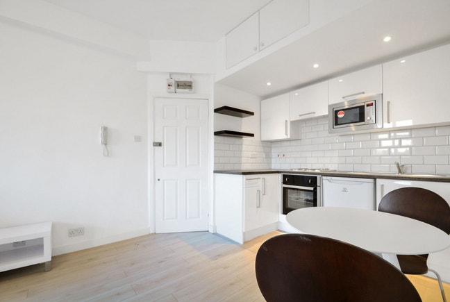  Large Studio / One-Bedroom Apartment – Benwell Ro Main Photo