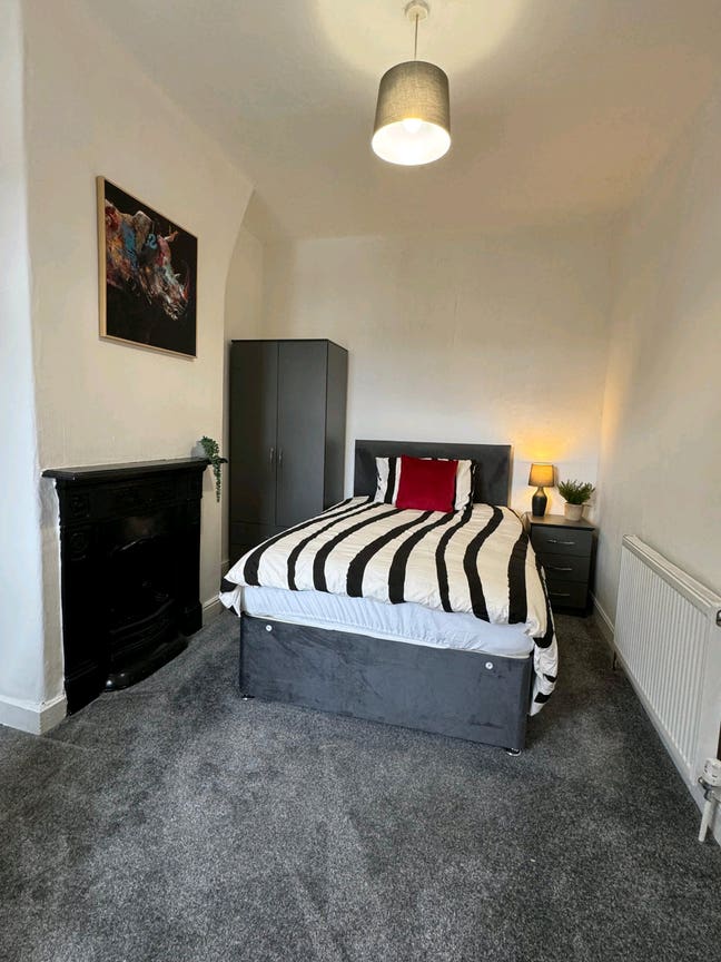 🏠 Spacious 4-Bedroom House Near  Tram Stop  Main Photo