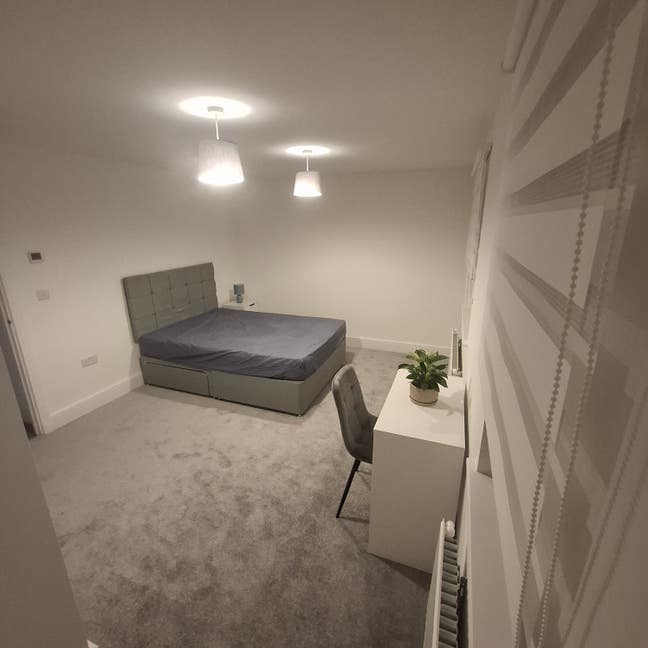 Spacious double bedroom to let in new build house. Main Photo