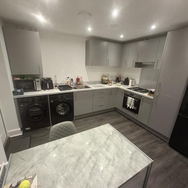 Spacious double bedroom to let in new build house. Main Photo