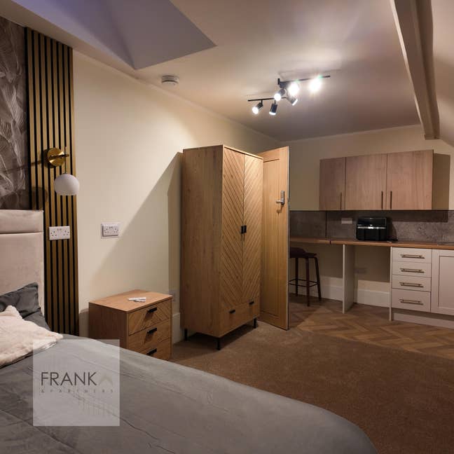 Room with a shared bathroom available in Dewsbury  Main Photo