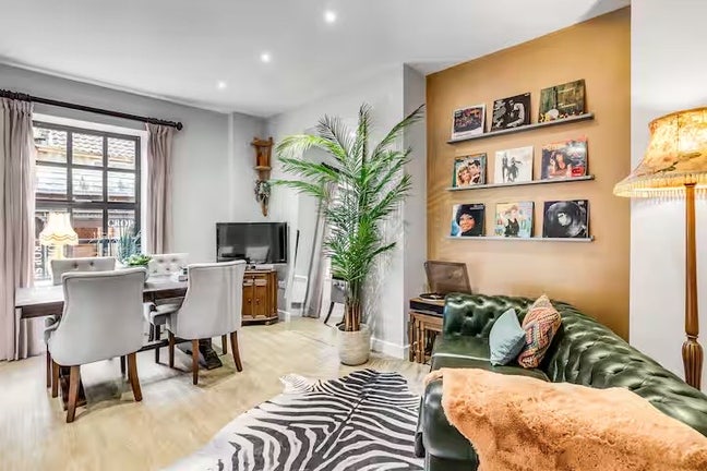 City Centre, 2 Beds, 2 Bath, Parking, Trade stays Main Photo