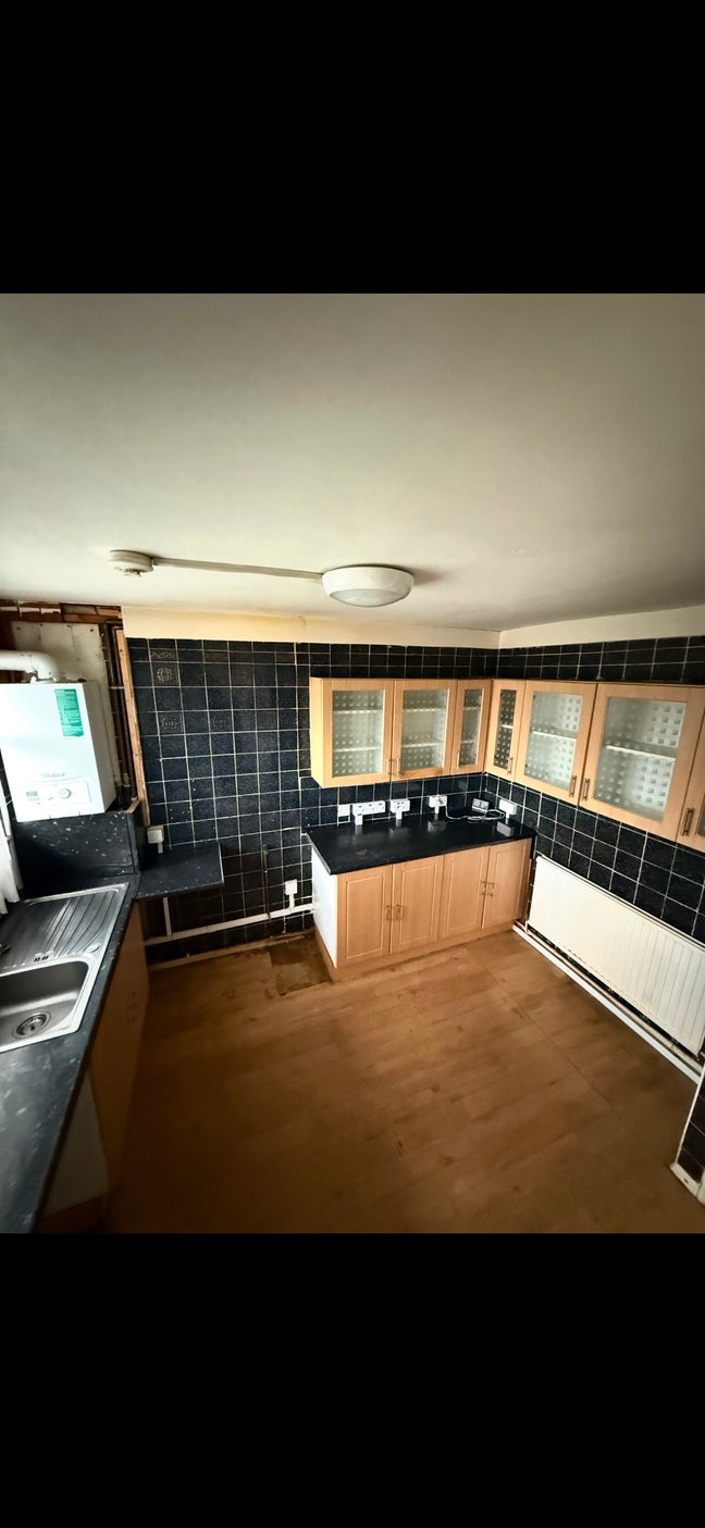 2 bedroom flat with a separate living room  Main Photo