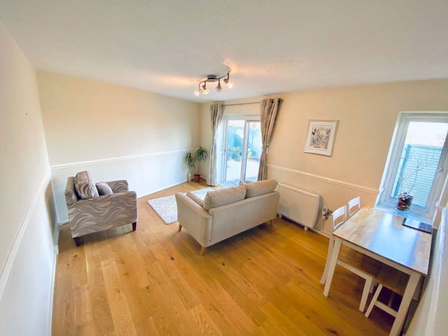 2 bedroom flat in Totterdown with parking and gard Main Photo