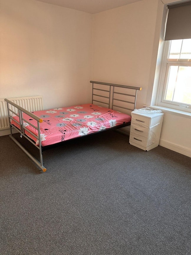 Double bedroom available in NG2 Main Photo