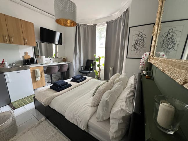 Bright studio in Fulham Main Photo