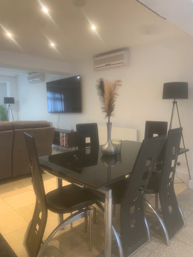 Double room in a big house Main Photo