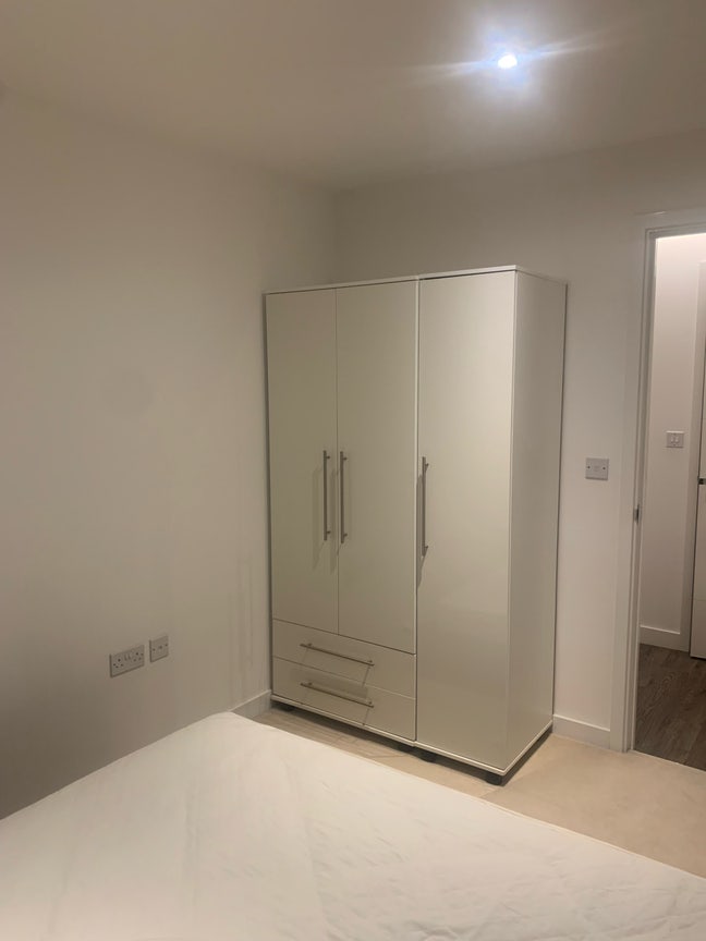 Spacious furnished room with private bathroom Main Photo