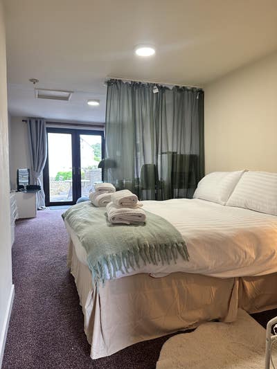 Spacious and contained double room with en-suite Main Photo