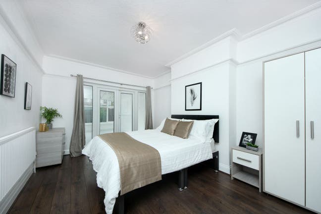 Lovely Large Double Bedroom With Conservatory W3 Main Photo