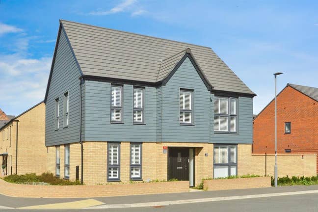 Modern Ensuite Room in Detached MK Home  Main Photo
