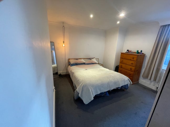 Double room in 2 bed flat Main Photo