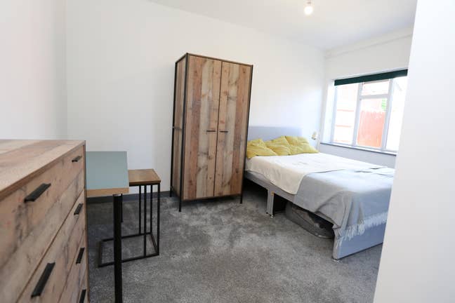 DOUBLE studio with kitchen annex w large parking Main Photo