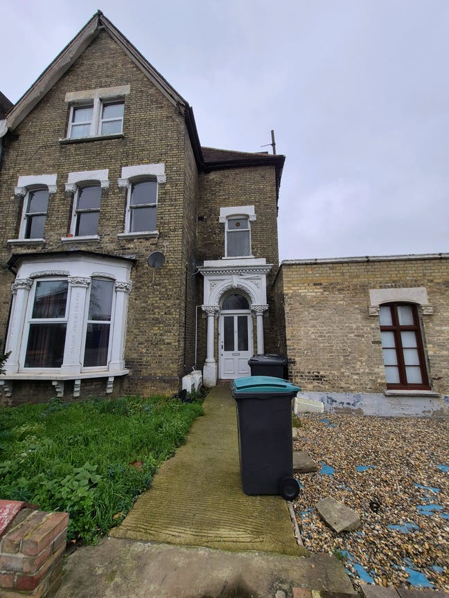 Very Large 2 Bedroom Flat with Living Room Main Photo