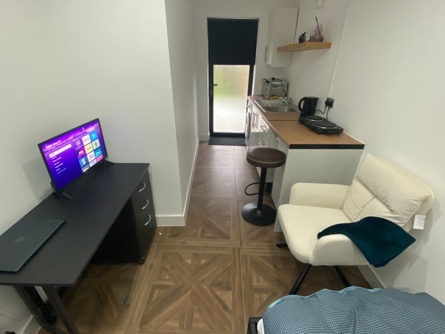 Ensuite room with private kitchenette & entrance Main Photo