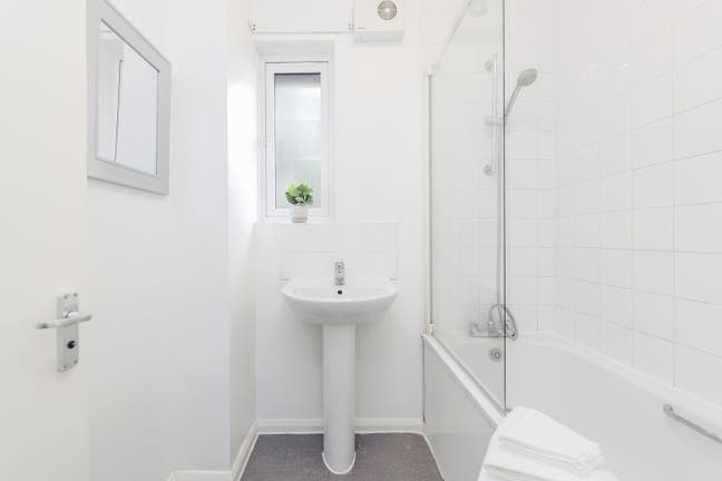 Modern, Clean, safe and secure double Main Photo