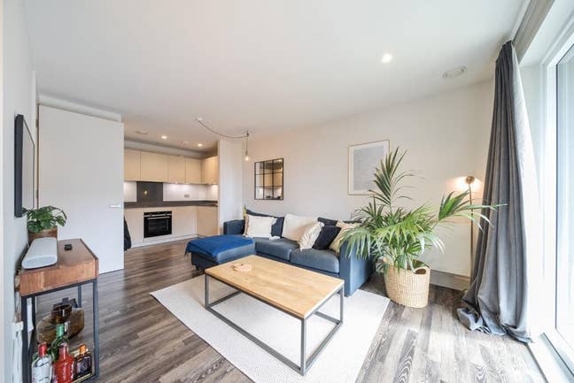 Modern 1-Bed Apartment, Balcony, Bills Inc Main Photo