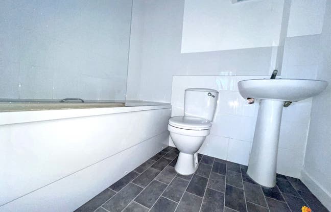 Bright 1 Bedroom Flat with Parking | Close to Shop Main Photo