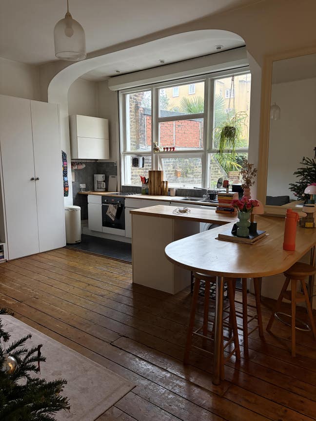 Huge 1 Bedroom Flat in West Kensington Main Photo