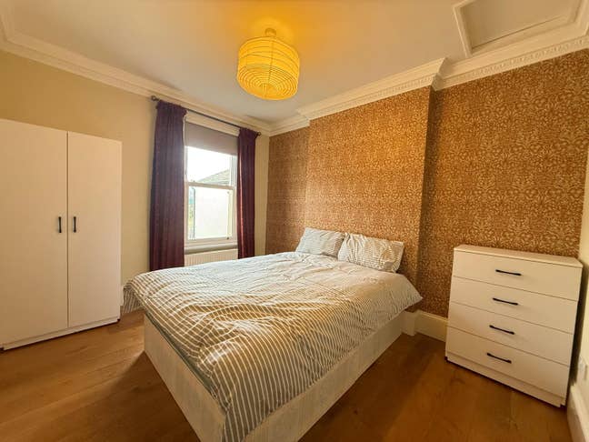 2 Spacious Double Bedrooms Available Now in E14 Main Photo