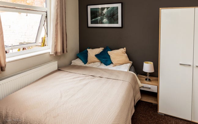 Double en-suite room near hospital & town Main Photo