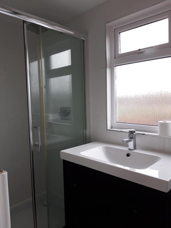 Big double loft  room with en-suite . Main Photo