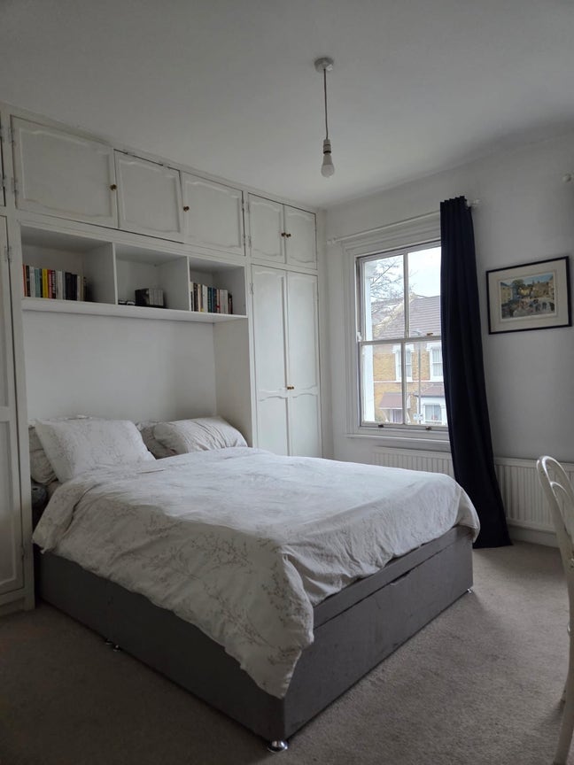 Large spacious double room 3 mins walk from tube! Main Photo