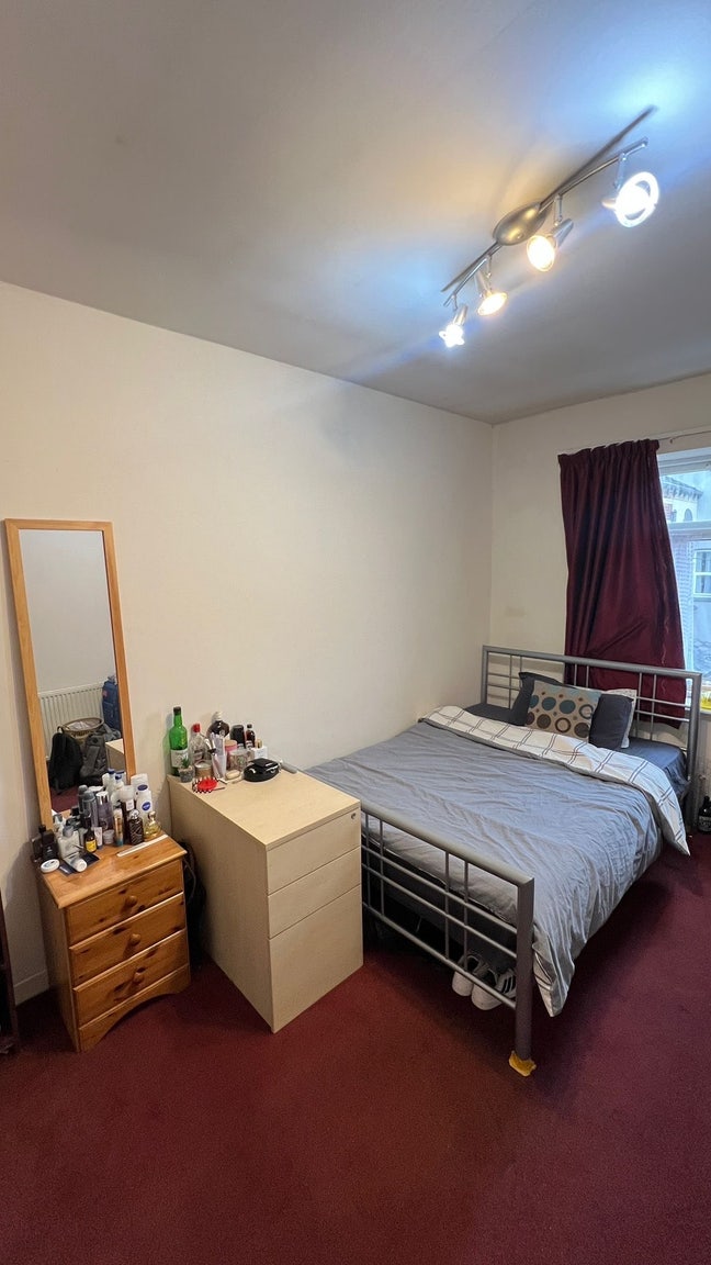 Spacious Room in 7 Bed House Main Photo