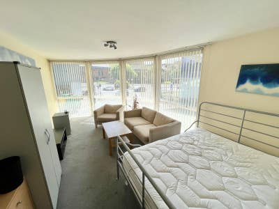 ✨ Large Double Room with Floor-to-Ceiling Windows Main Photo
