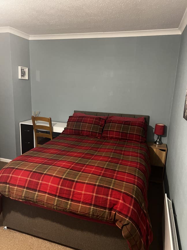 Non smoking working female wanted  Main Photo