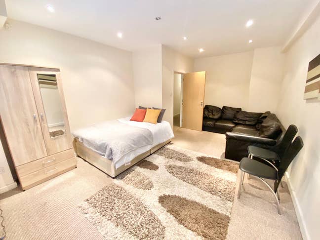 Large Double Room with Sofa Area - City Centre Main Photo