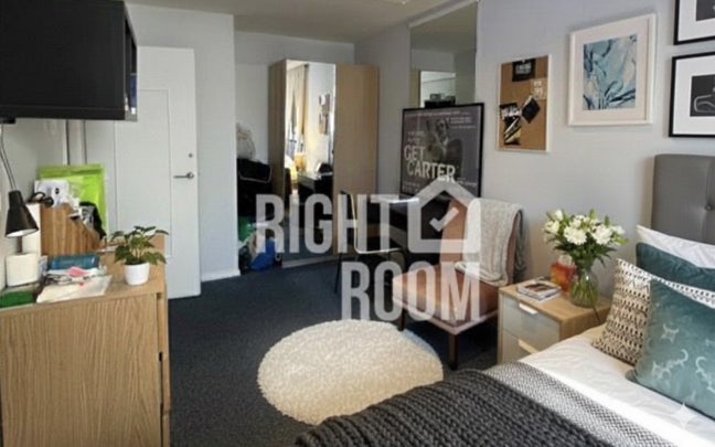 Excellent Room - Open to Couples - 5min to Station Main Photo
