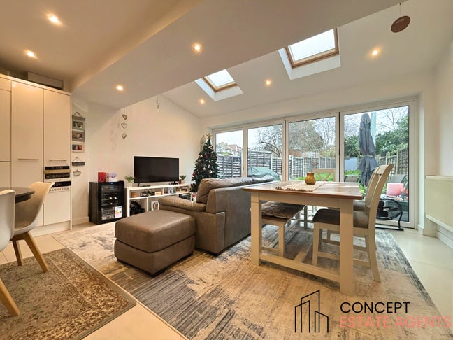 Spacious 5 Bedroom Family Home with Private Garden Main Photo