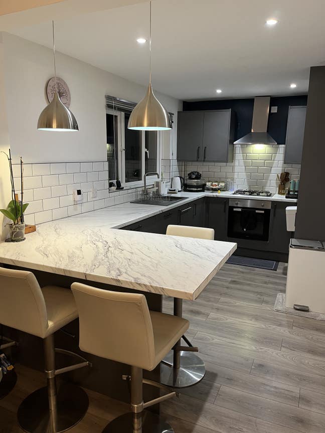  Room  to  let  -  Female preferred household Main Photo