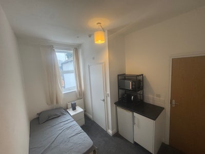 Ensuite room &pound;450 per month  no deposit  Bills inc Main Photo